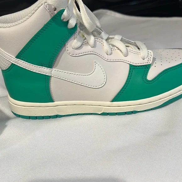 Nike Dunk Shoes - Picture 3 of 7